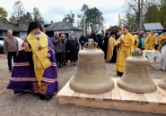 Епископ Мстислав совершил освящение накупольных крестов и набора колоколов для строящегося храма в с. Паша